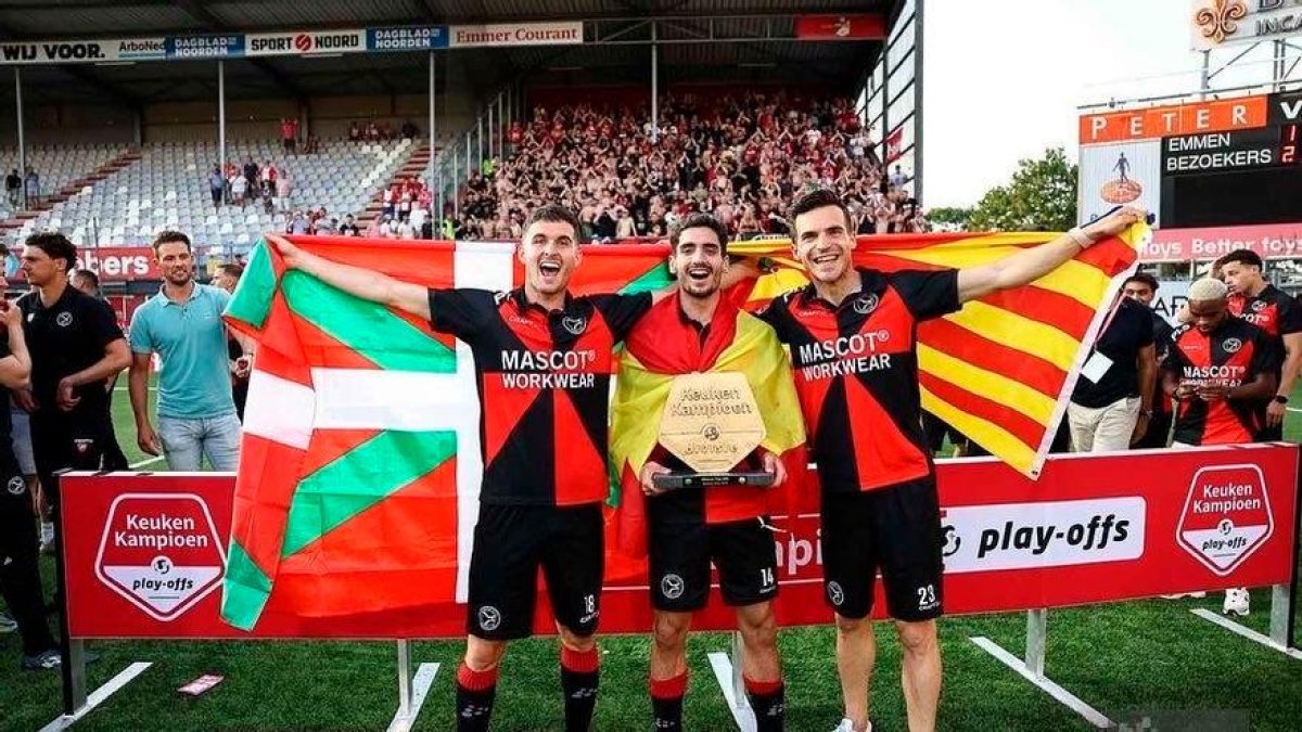 De izquierda a derecha. Álvaro Peña, José Pascual ‘Pascu’ y Manel Royo lograron el ascenso a la Eredivisie en su primera temporada al Almere.