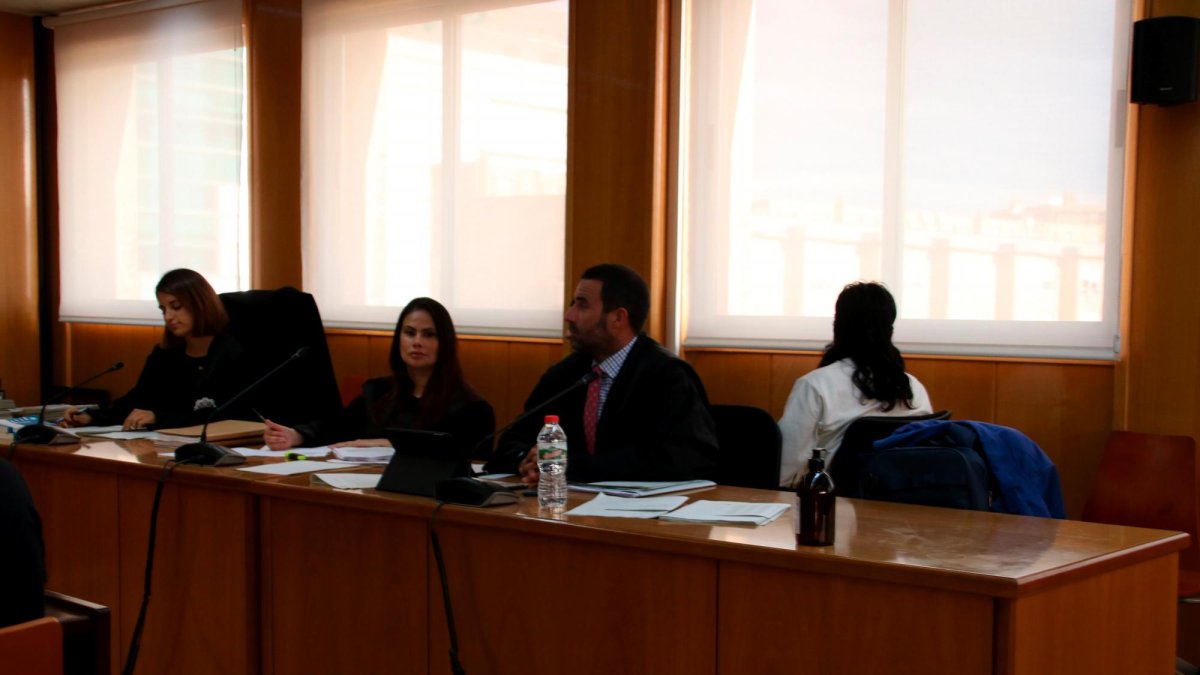 Los acusados y sus abogados.