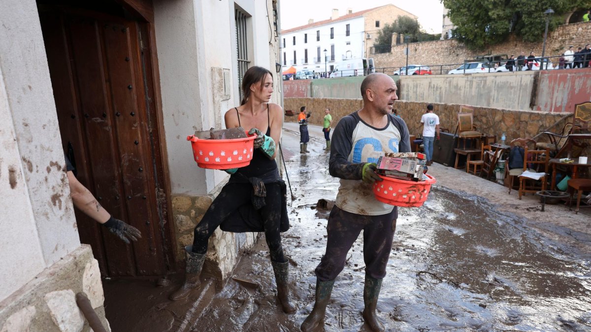 Vecinos desescombran y limpian sus casas arrasadas por la DANA este viernes en Letur, Albacete.