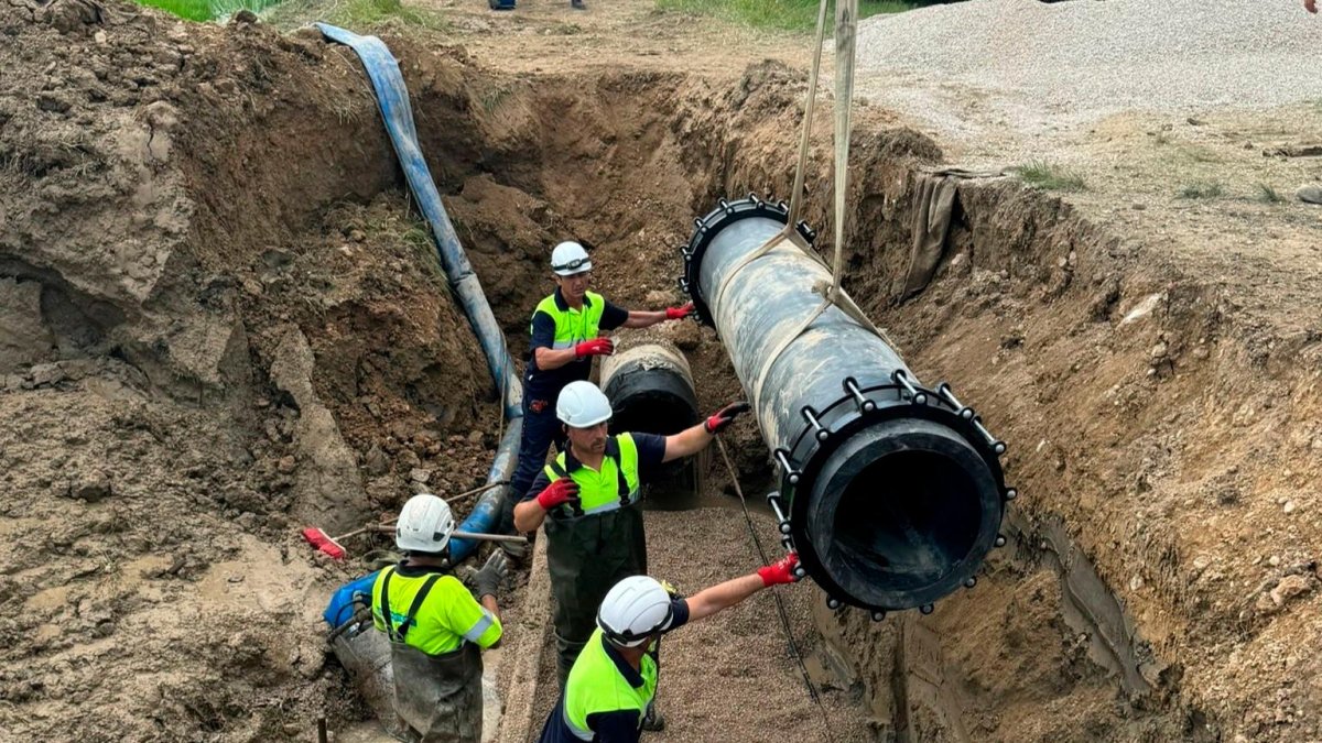 Reparación de un tramo de la cañería del CAT que lleva agua del Ebre a Tarragona.