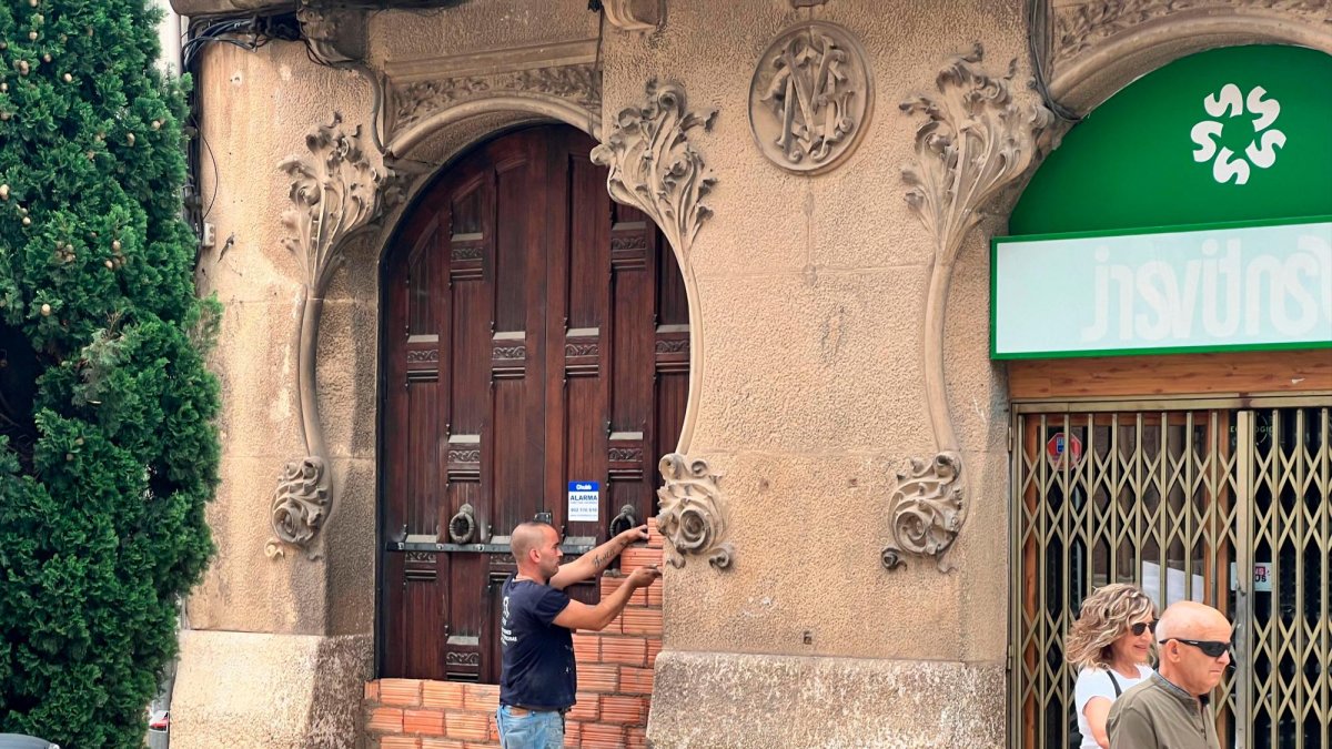 Un operario trabajando en las labores de tapiado de las entradas al inmueble, que deberán echarse atrás.