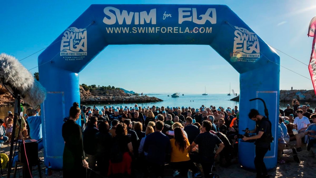 Imagen de la grabación del documental ‘Swim for ELA’.