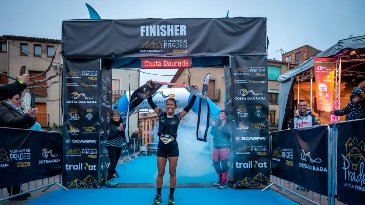 Gemma Arenas y Julen Calvo cruzando la meta como respectivos ganadores de la prueba reina.