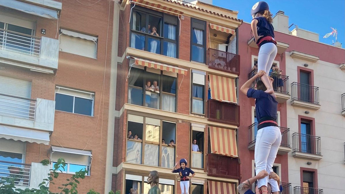 Sant Pere volvió a salir de su iglesia con la tradicional barca de madera.