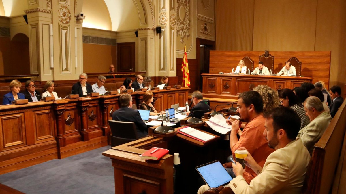 Jordi Collado, el segundo por la derecha, con Jordi Sendra a la izquierda en un pleno municipal.