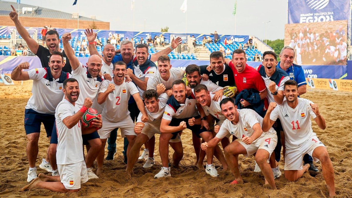 José Arias, con el dorsal 4, celebrando el bronce junto a sus compañeros de la selección.