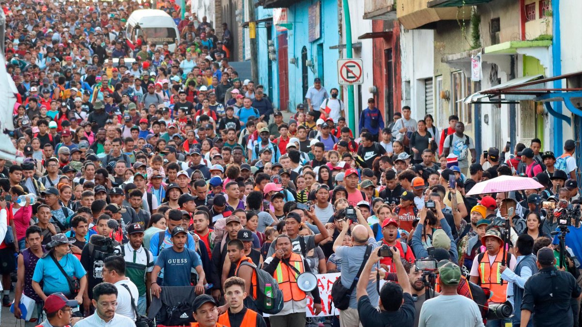 Miles de migrantes salen en caravana desde sur de México el día de las elecciones de Estados Unidos.