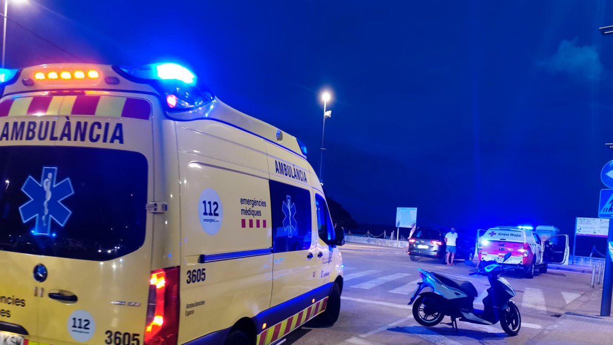 Vehículos de emergencia, esta noche en el paseo de La Móra.