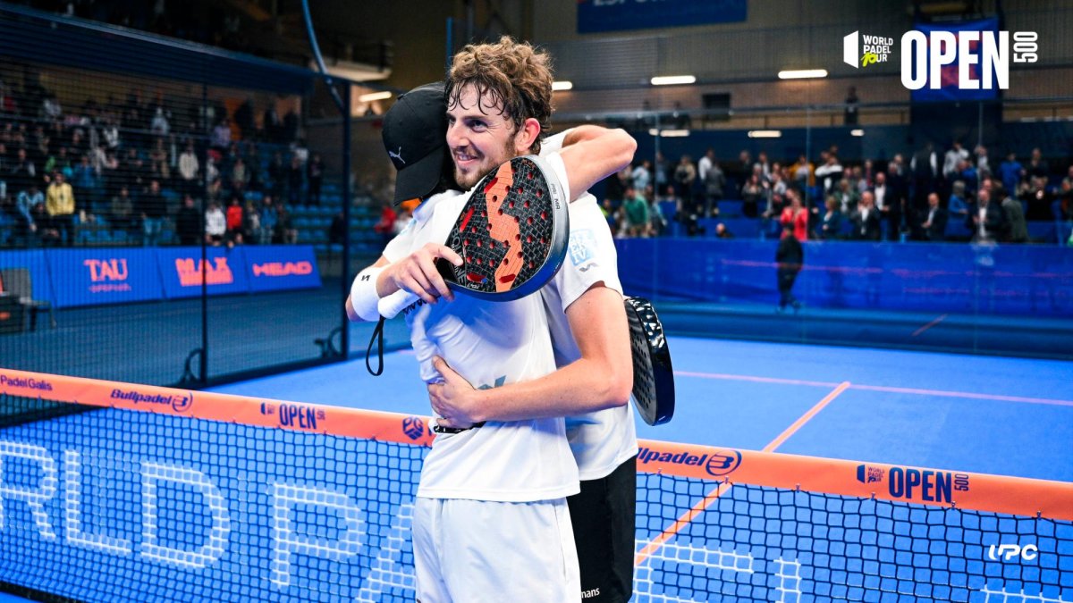 Mike Yanguas se abraza a Momo González tras ganar el título.