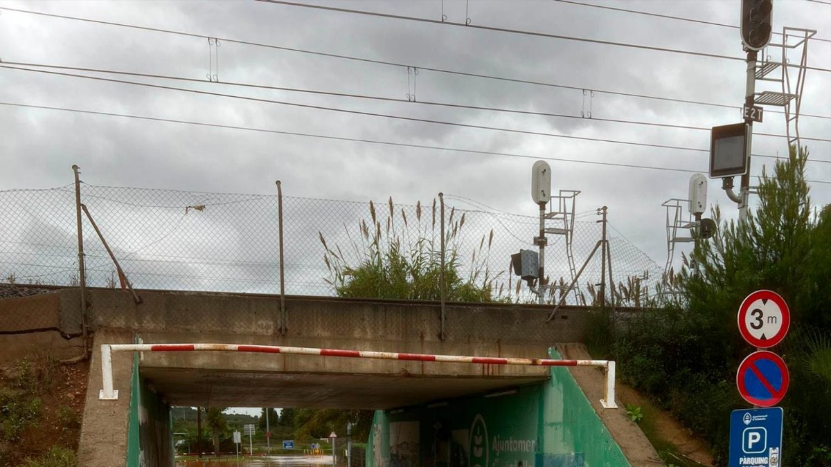 Altafulla utiliza la grúa para sacar los coches de las zonas inundadas