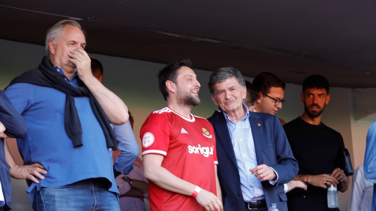 El alcalde Viñuales, en una imagen en el palco del Nou Estadi con el presidente grana, Josep Maria Andreu.