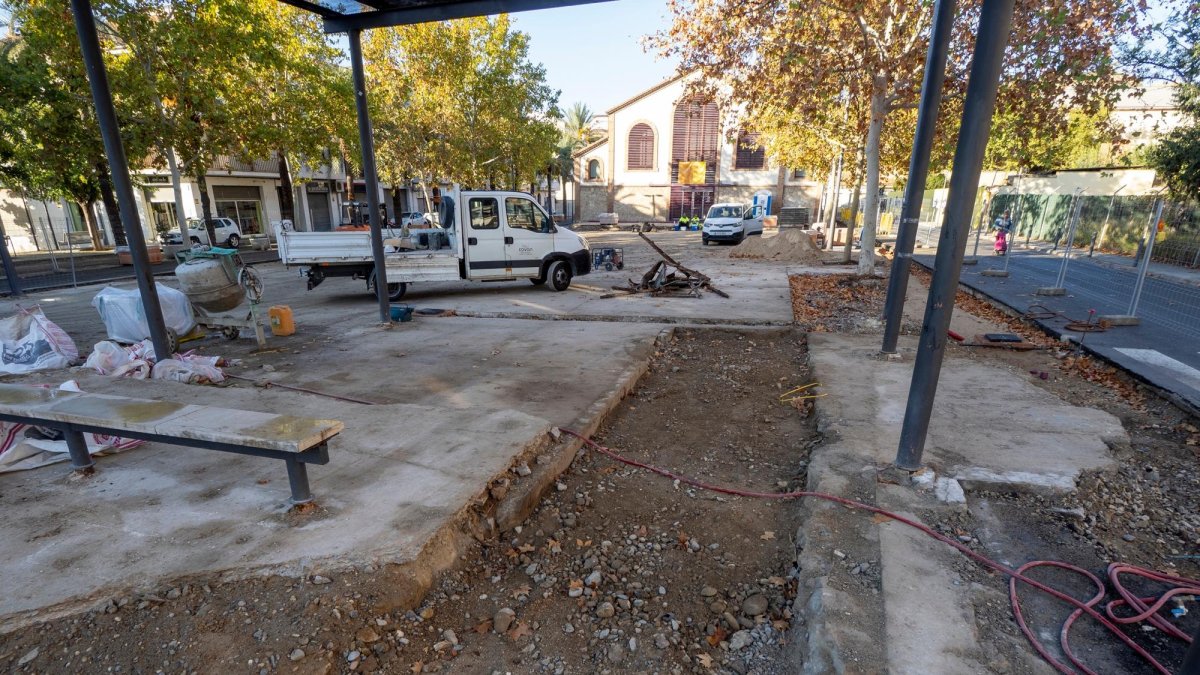 Estat actual de les obres a la plaça del mercat de Flix.