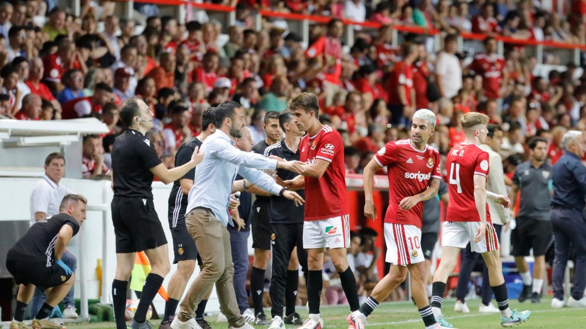 Dani Vidal charla con sus jugadores en el Nou Estadi.