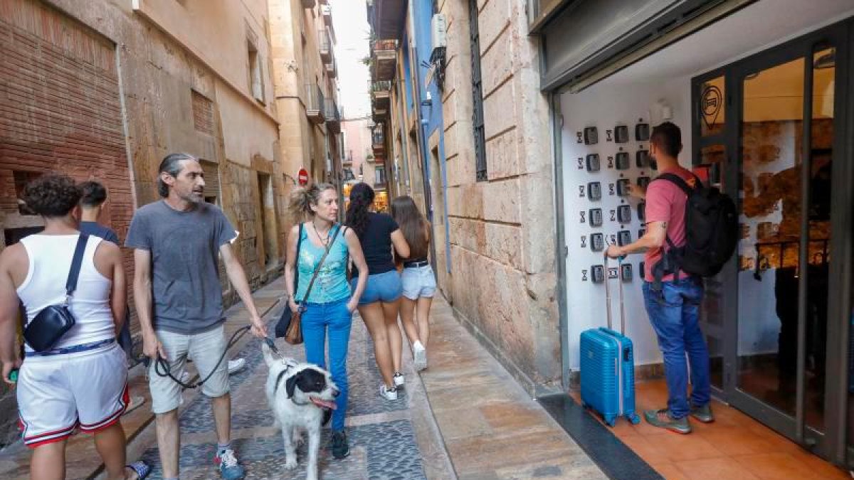 Imagen de la entrada de varios pisos turísticos en Tarragona