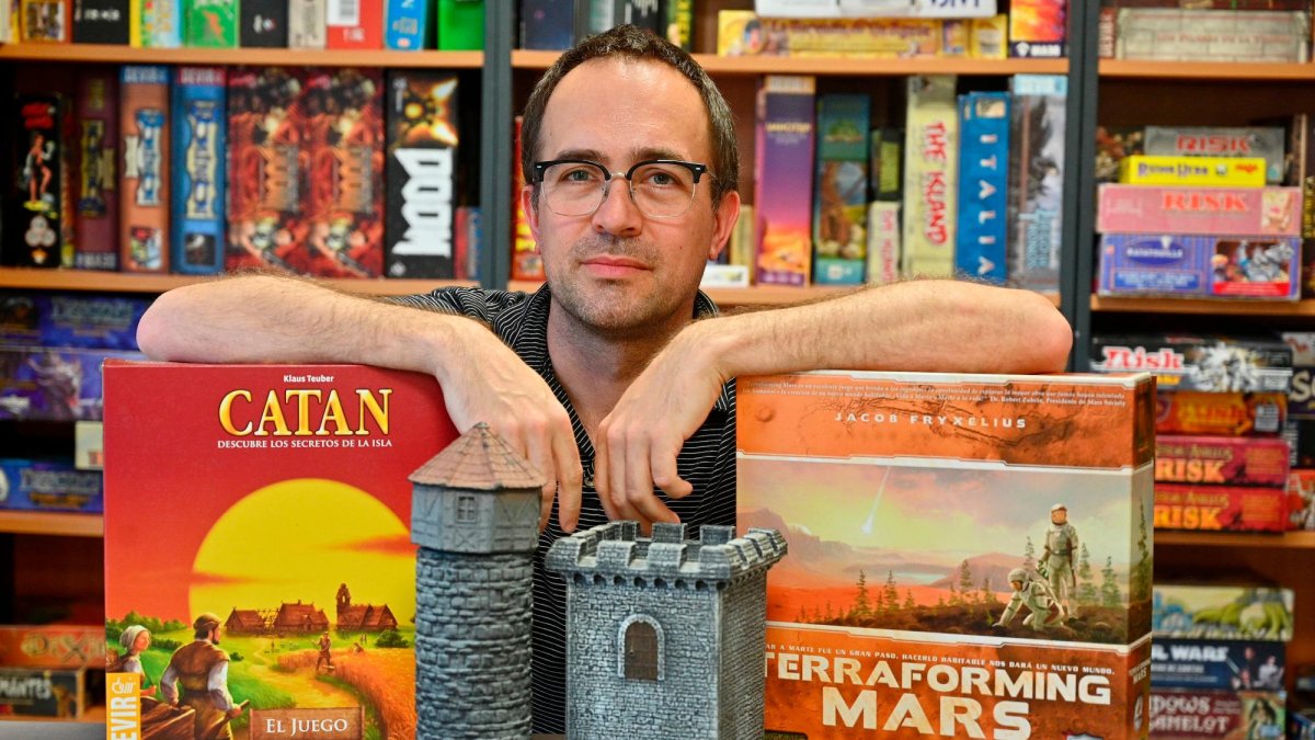 La asociación cuenta con un local, con todo tipo de juegos de mesa y de rol, en el que se reúnen para jugar las partidas.