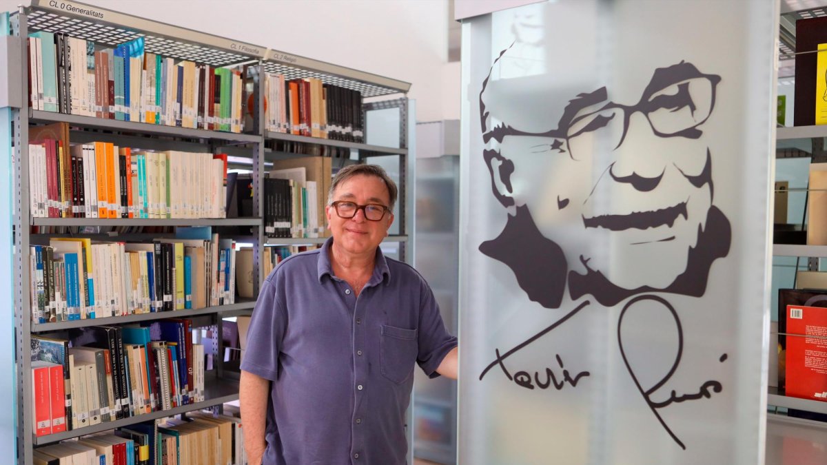 La biblioteca homónima acoge ambas sesiones, así como una colección permanente de las obras literarias del reusense.