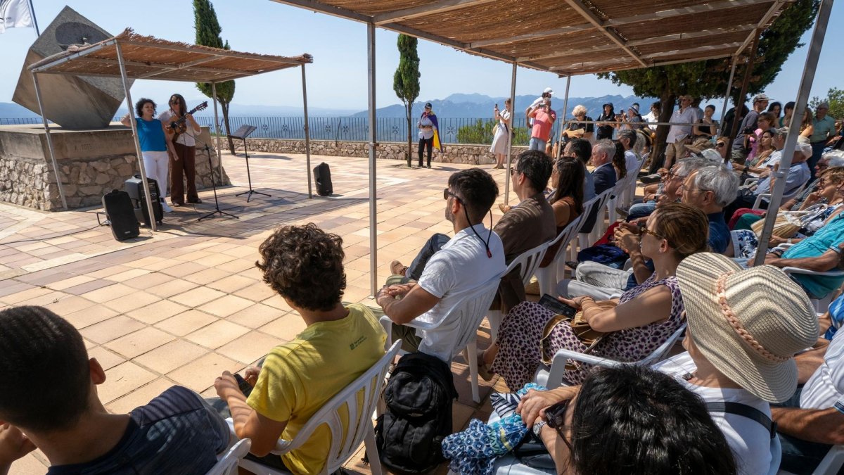 Acte de record, a la cota 705 de la serra de Pàndols, al Pinell de Brai.
