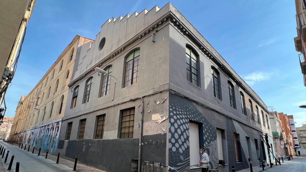 Aspecte actual de l’antiga indústria tèxtil coneguda popularment com el Vapor Vell, construïda a mitjan segle XIX.