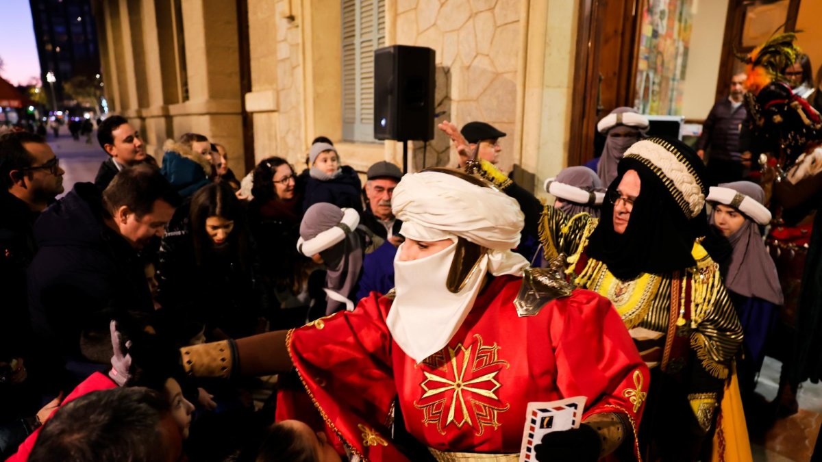 Els Patges Reials, sortint de Casa Rull, saludant a les famílies que els van anar a rebre.