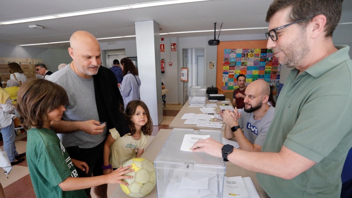 Colegio electoral en la escuela Saavedra.
