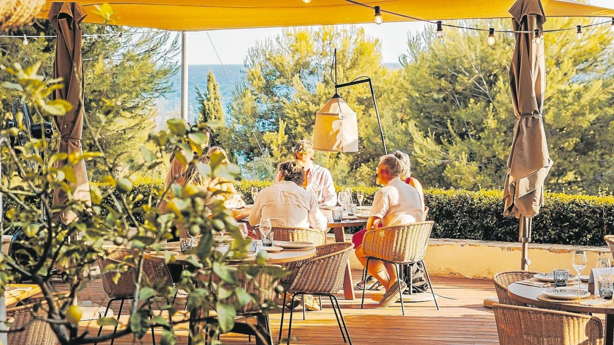 La terraza del Flamma Beach Foodhouse de Infinitum con el mar de fondo.