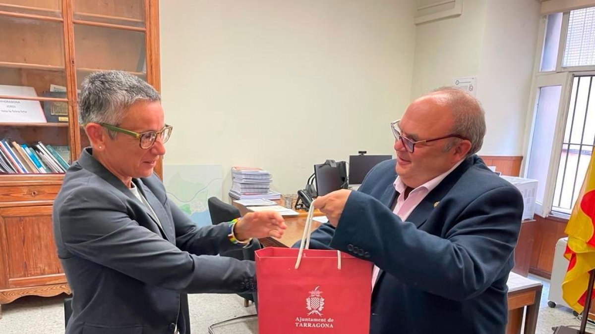 Isabel Mascaró (PSC) y Jordi Fortuny (ERC), esta semana en la Plaça de la Font.