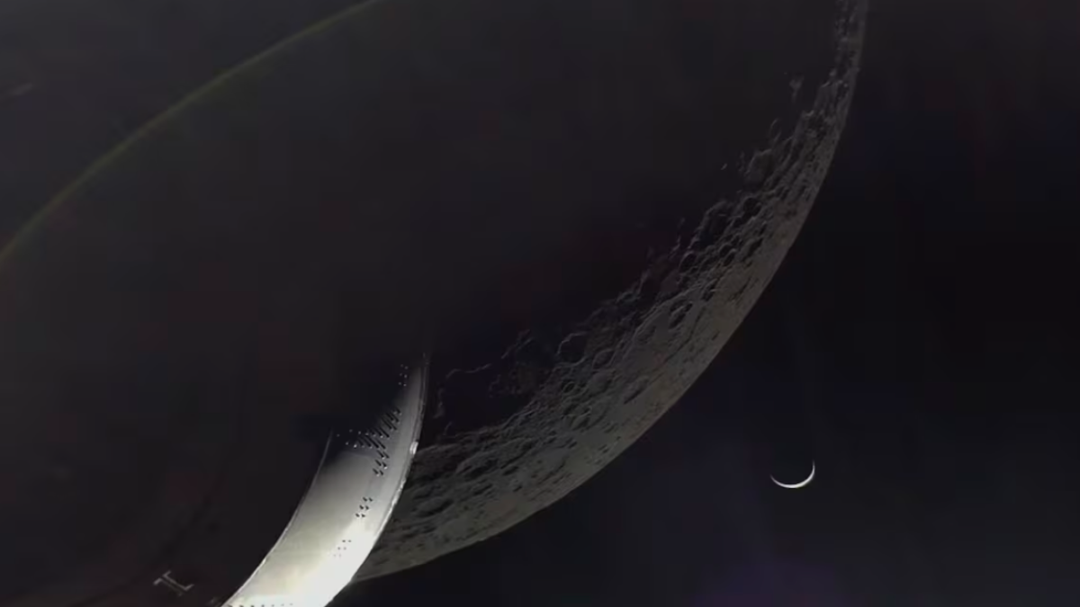 La Artemis 1, a la izquierda, sobrevuela la Luna, en primer término, con la Tierra al fondo.