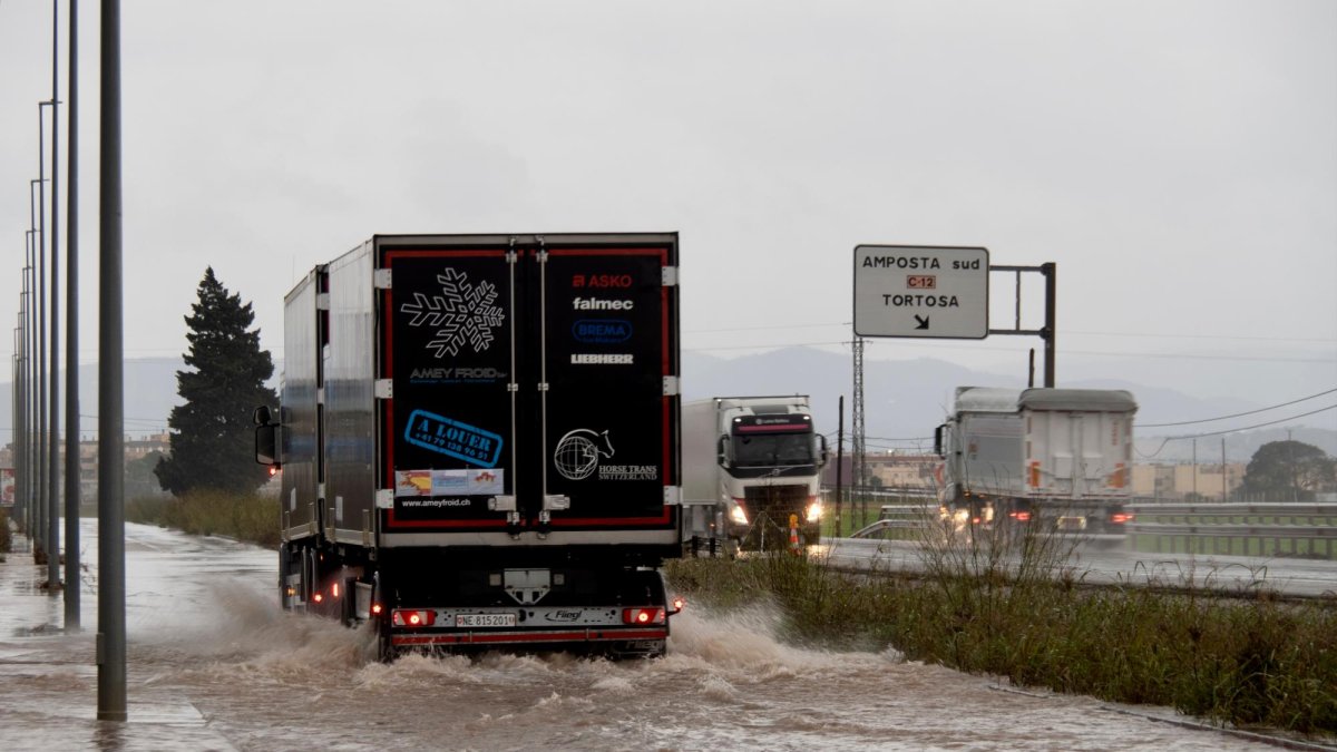 Las acumulaciones de lluvias en algunas carreteras del Ebre.