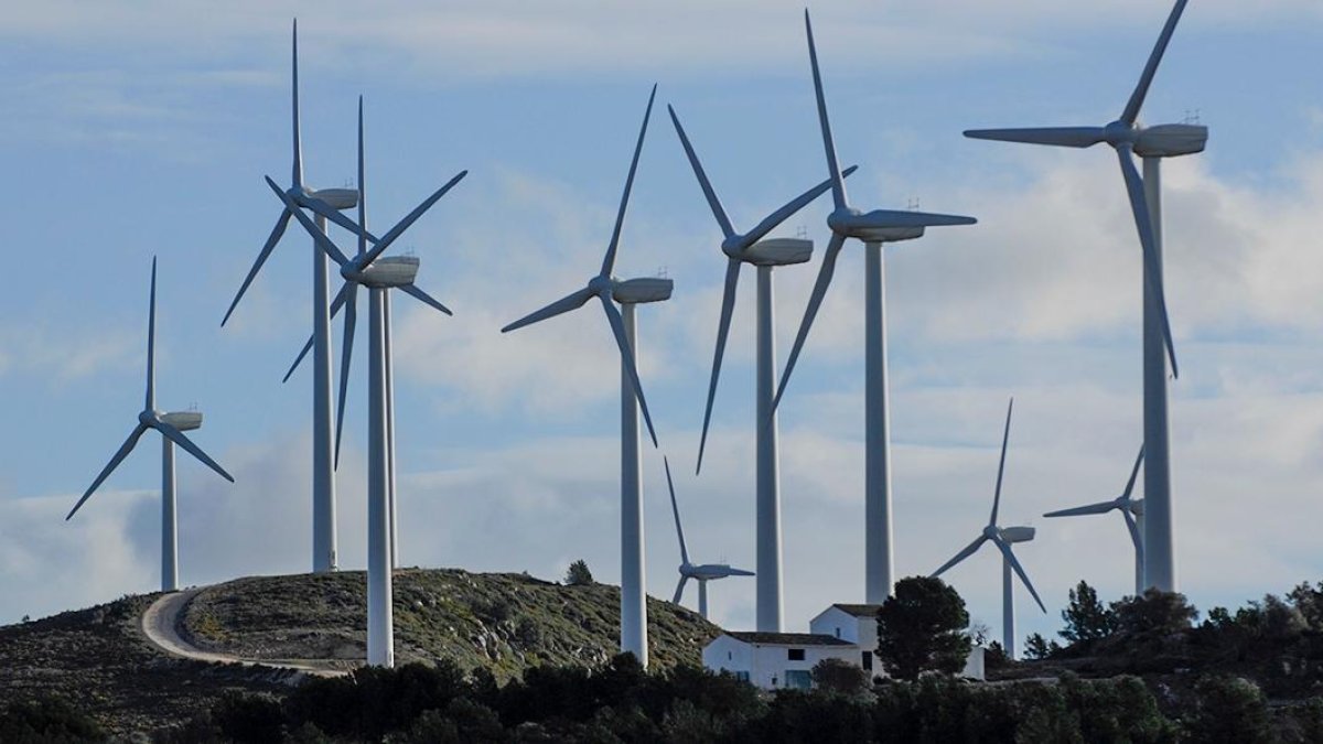 Aerogeneradores de un parque eólico en Tortosa.