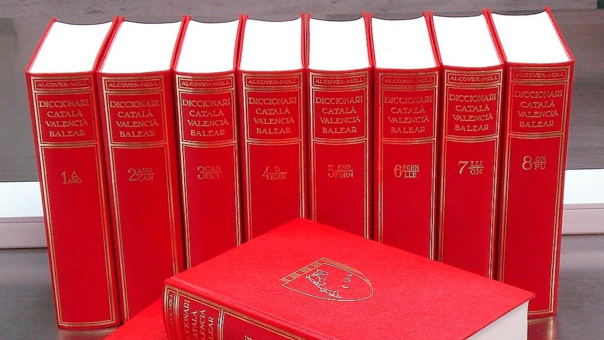 El Diccionari Català-Valencià-Balear, el diccionari dialectal més important de totes les llengües europees, font d’informació directa sobre els cognoms catalans.