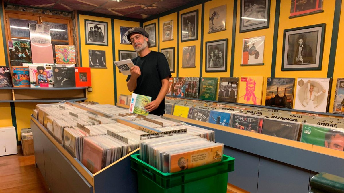 Diego Vidal en la tienda de música que regenta desde hace 21 años en la calle Cós del Bou de Tarragona.