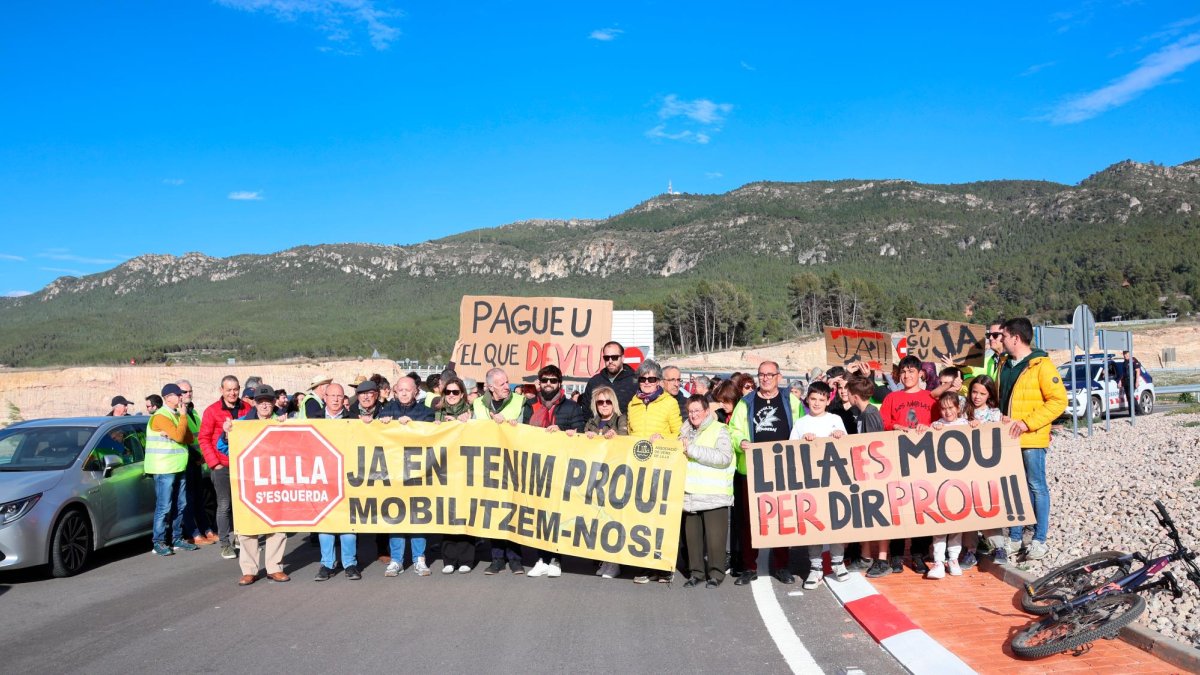 Diferents veïns i veïnes de Lilla en una de les protestes que han fet.