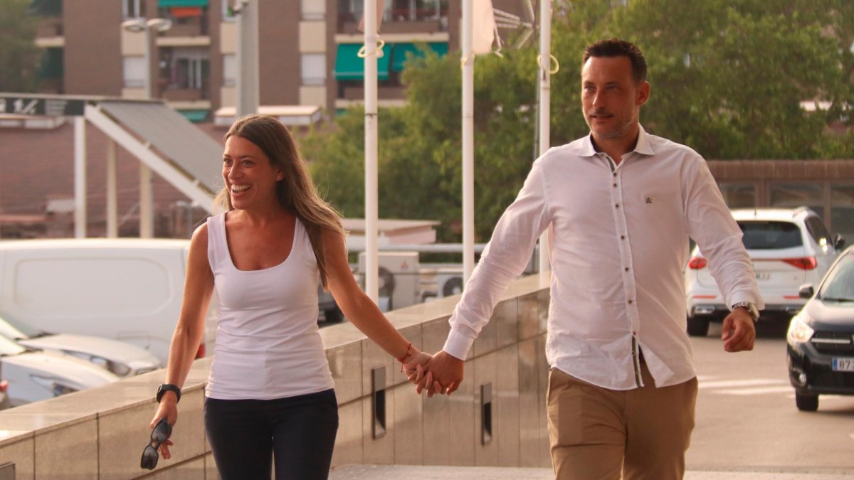 La candidata de Junts, Míriam Nogueras, llega a la sede electoral acompañada de su marido.