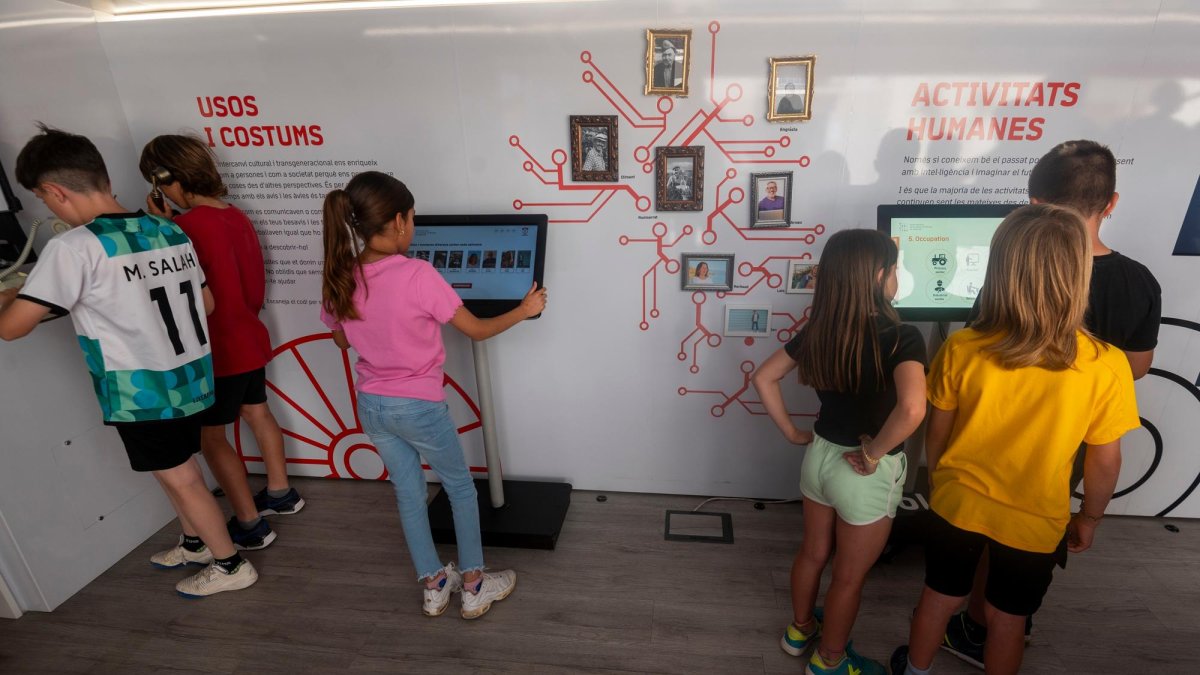 Els i les alumnes de l’Escola Roc Llop i Convalia a l’interior del MNACTEC Bus.