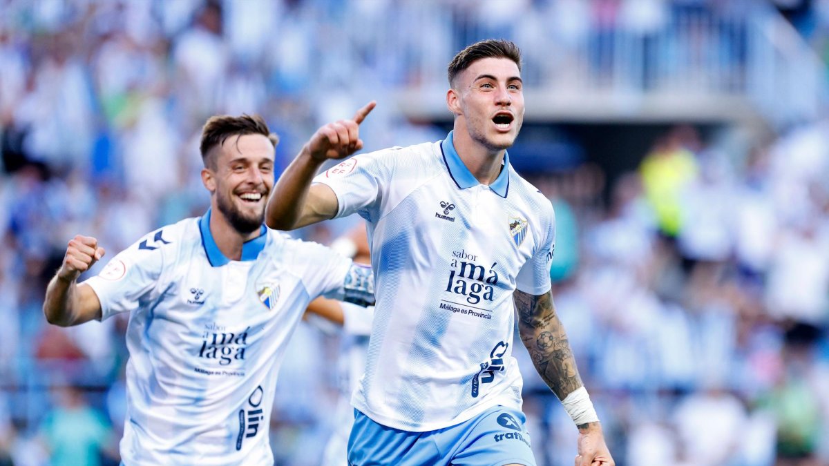 Roberto Fernández celebra un gol en La Rosaleda.
