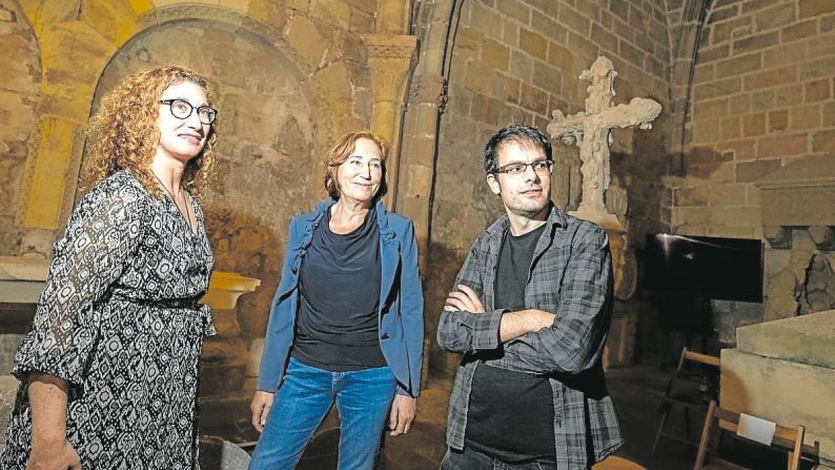 Desde la izquierda, Rosana Andreu, Albert Pijuan e Isabel Salvat en la Capella de Santa Tecla la Vella.