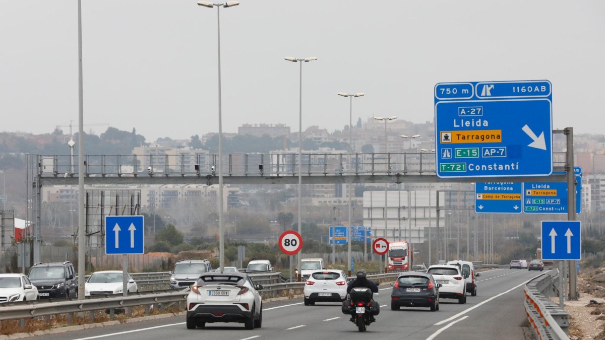 La moto estuvo circulando por la autovía A-7 hasta que accedió a la carretera T-11.