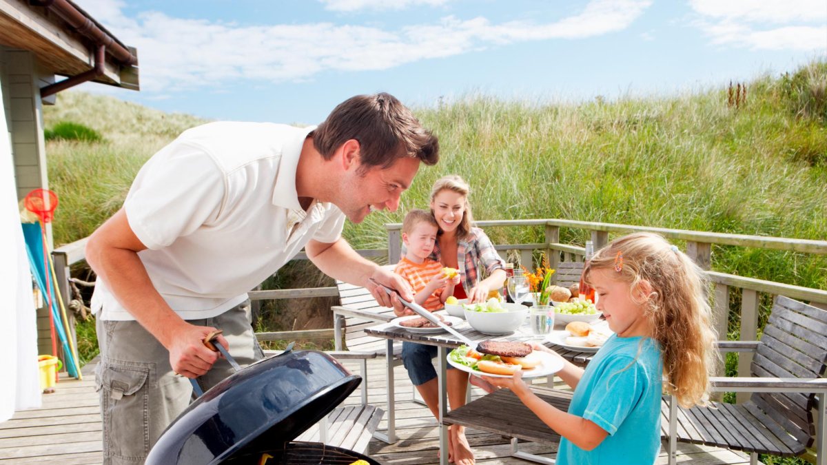 La barbacoa o la plancha deben estar bien limpias para eliminar el hollín con contaminantes químicos que pueden acabar en el alimento.