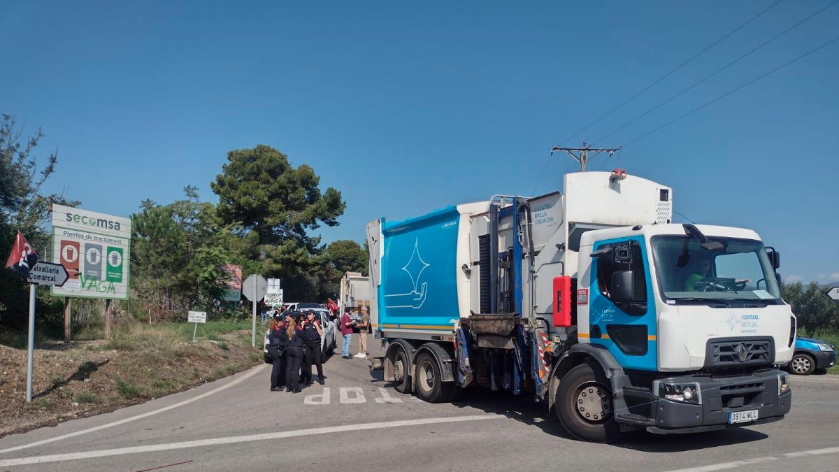 Un camión reculando tras no haber podido acceder a la planta.