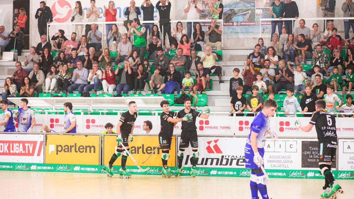 Jugadores del Calafell celebran un gol en el Joan Ortoll en su último partido en casa, frente al Lleida.