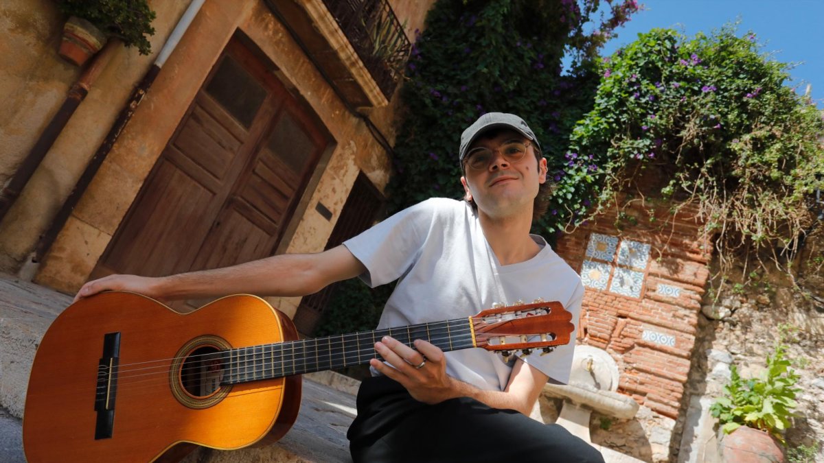El cantant tarragoní Eloi Duran, escollit per al concurs Sona9 de la revista ‘Enderrock’, a la placeta de Sant Joan.