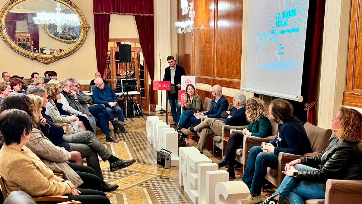 El periodista Marc Càmara, a l’atril, i, a la seva esquerra, els periodistes Mònica Just, Marc Just, Marià Arbonès, Eva Hidalgo, Esteve Giralt i Núria de José, ahir a El Círcol.