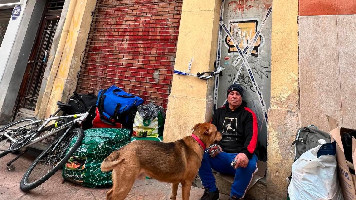 Abdelhamid y su perro, tras ser desalojados del edificio: