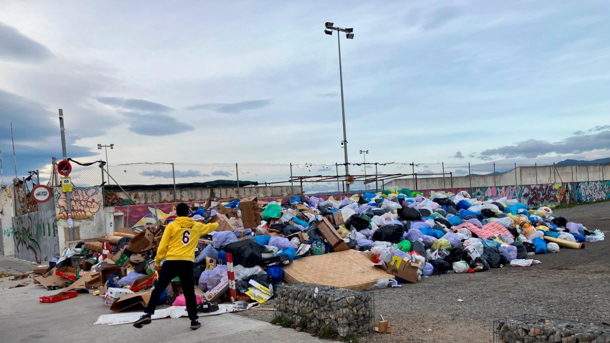 Los vecinos llevan la basura a las áreas de emergencia.
