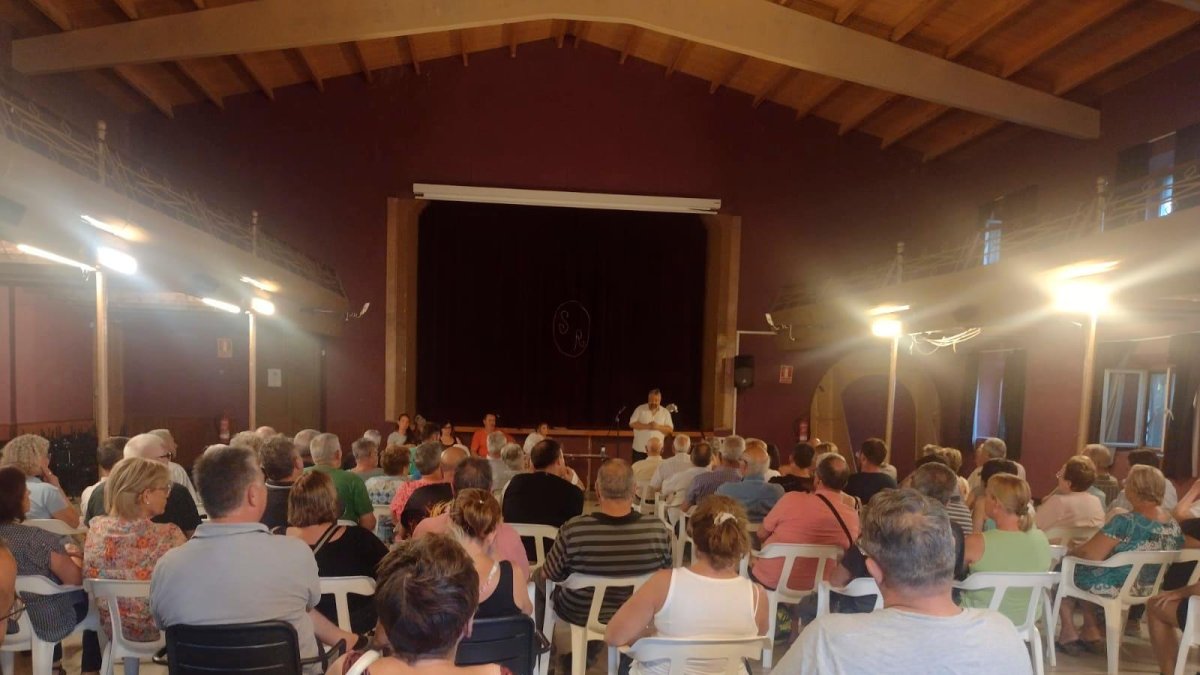 El alcalde reunió a los vecinos para informarles, el jueves.