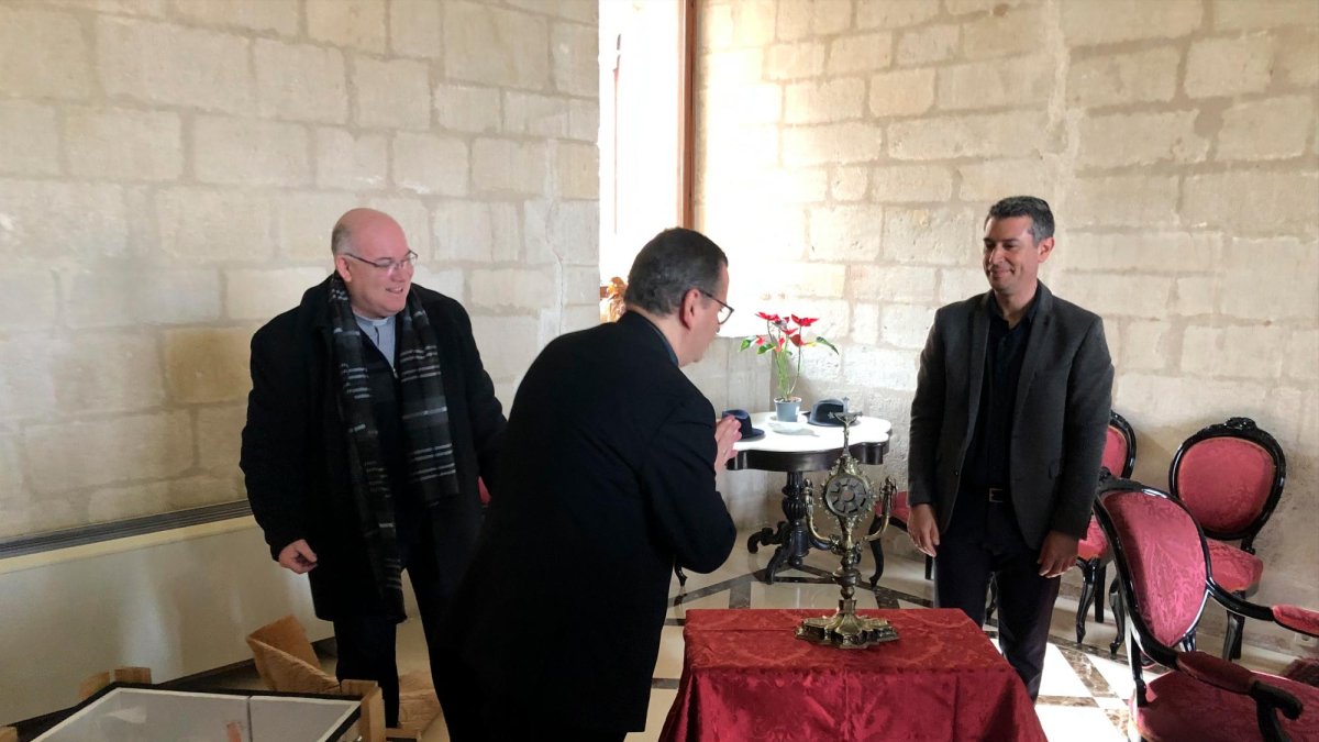 Monsenyor Sergi Gordo, Bisbe de Tortosa, beneïnt el reliquiari que ara podrà retornar a Gandesa.