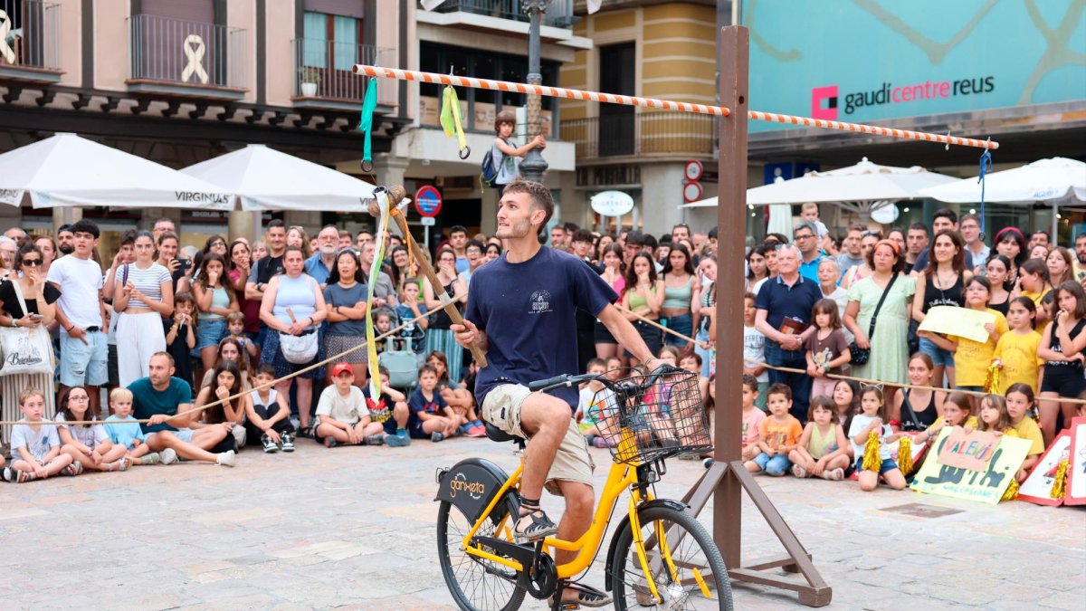 Un dels participants als Cóssos, circulant amb la Ganxeta durant la cursa de cintes, aquesta tarda.