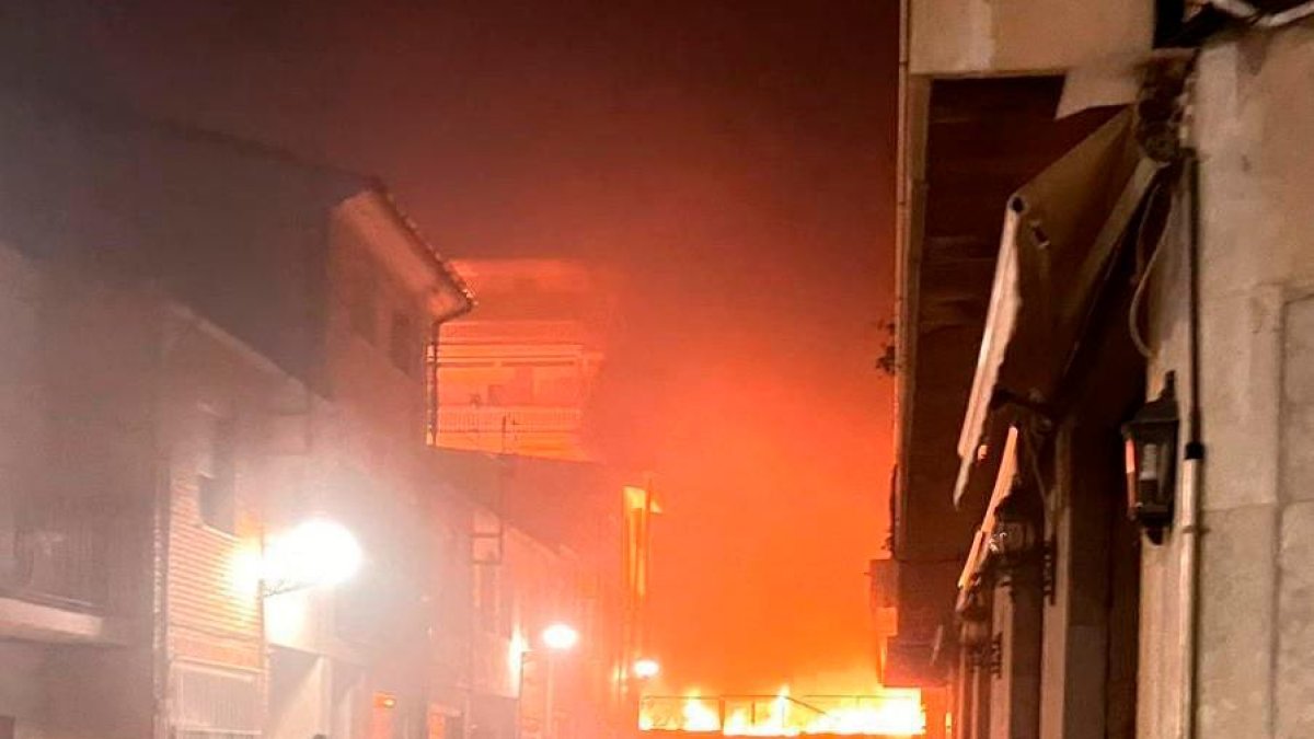 El fuego visto desde una calle cercana.