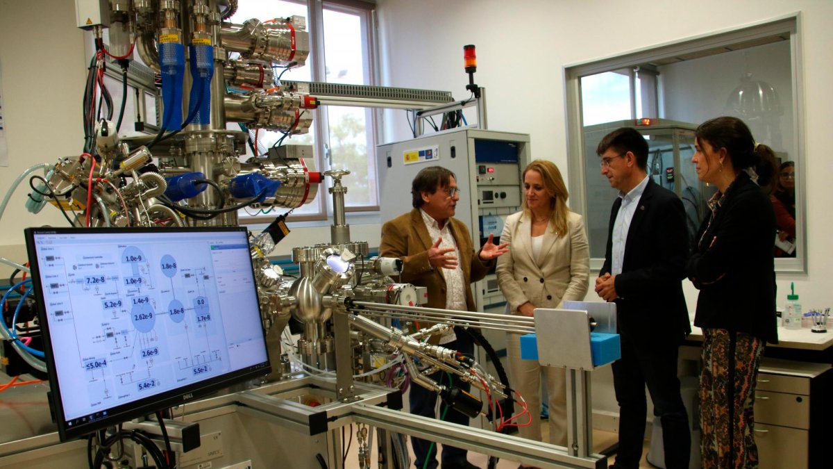 Natalia Mas en su visita a Servei de Recursos Científics i Tècnics de la URV.