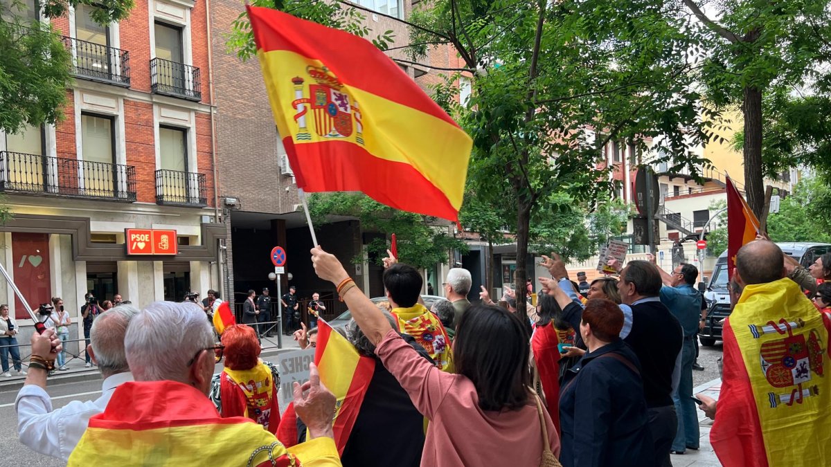Protesta delante de la sede del PSOE en Madrid.